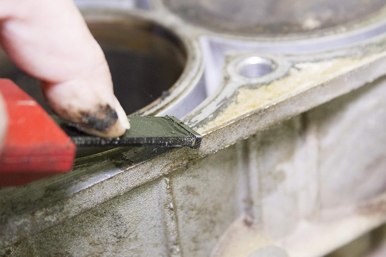 The precision design of the Lisle Carbide Scrapers ensures efficient removal of rust and adhesives.
